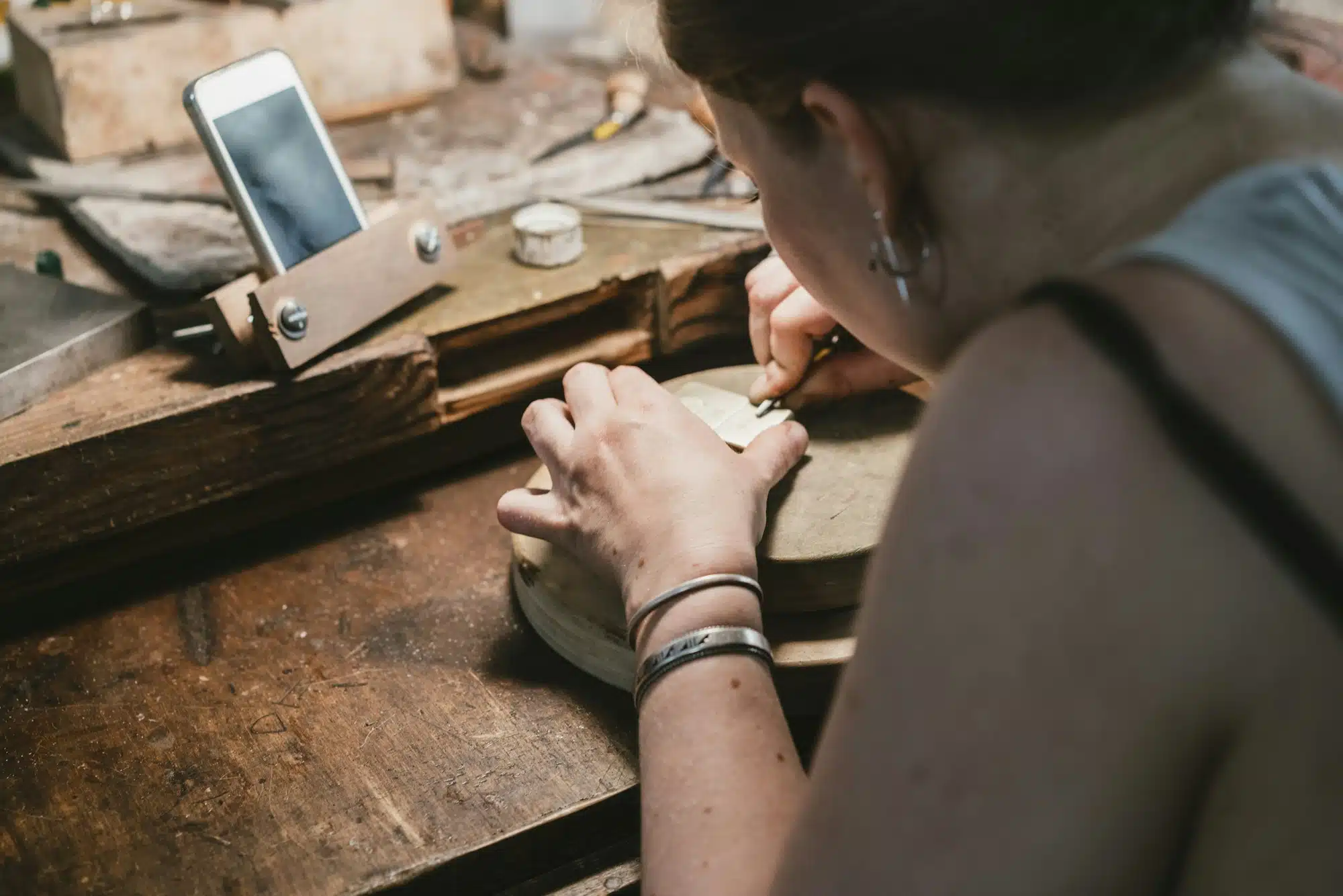 La gravure sur bijoux pour homme : un moyen d’expression et de personnalisation originale